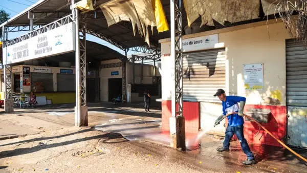 Prefeitura de Rio Branco realiza mutirão de limpeza no Mercado Aziz e entorno