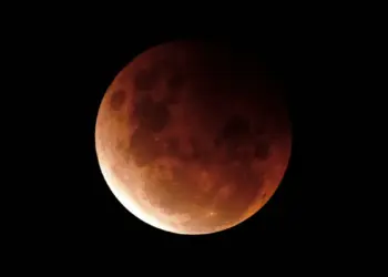 Uma Superlua de Sangue vista durante um eclipse lunar total em 26 de maio de 2021 em Sydney, Austrália (Foto: Cameron Spencer | Getty Images)