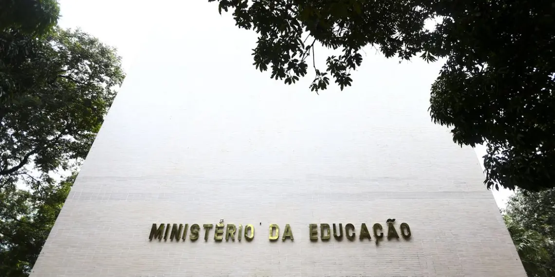 MEC publica portaria com lista oficial de cursos semipresenciais autorizados; medida busca garantir validade dos diplomas e combater fraudes (Foto: Marcelo Camargo/Agência Brasil/Arquivo)