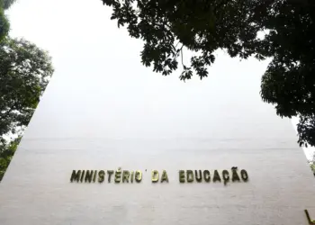 MEC publica portaria com lista oficial de cursos semipresenciais autorizados; medida busca garantir validade dos diplomas e combater fraudes (Foto: Marcelo Camargo/Agência Brasil/Arquivo)