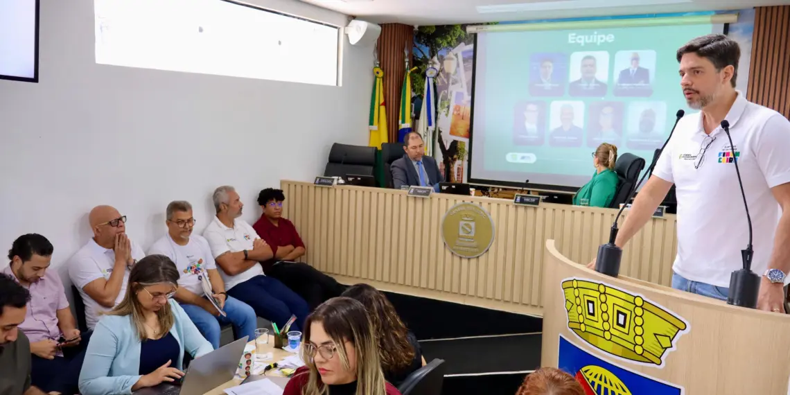 Marcelo Moura apresenta projeto de educação financeira na tribuna da Câmara (Foto: Gustavo Monteiro)
