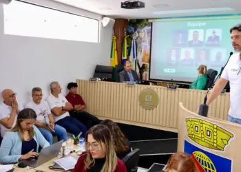 Marcelo Moura apresenta projeto de educação financeira na tribuna da Câmara (Foto: Gustavo Monteiro)