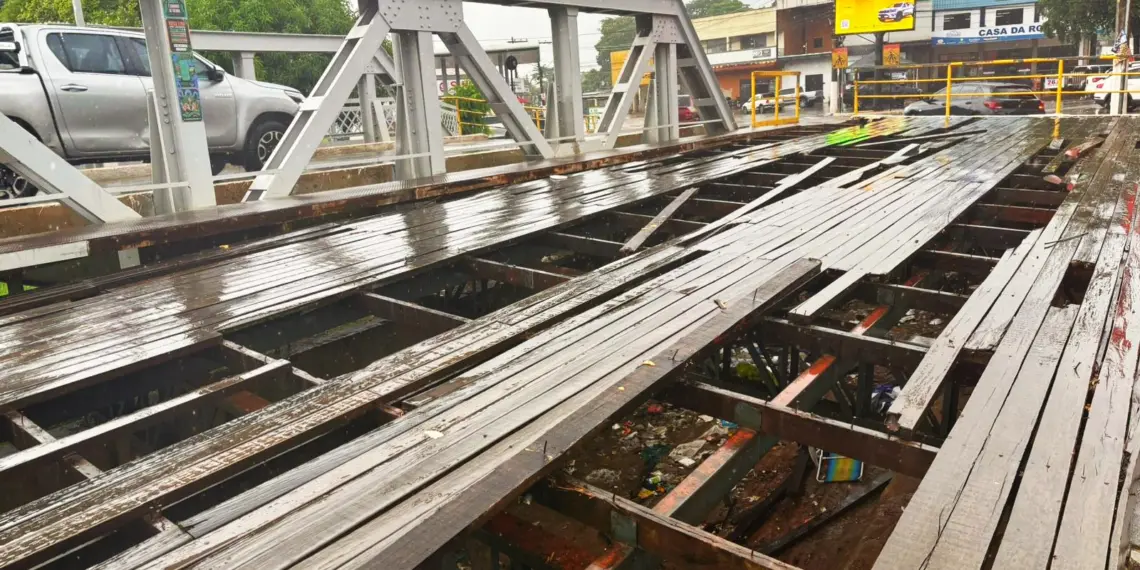 Deck lateral da Ponte Metálica começa a ser recuperado após alerta sobre risco a pedestres (Foto: André Gonzaga)