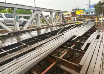 Deck lateral da Ponte Metálica começa a ser recuperado após alerta sobre risco a pedestres (Foto: André Gonzaga)