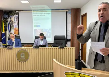 Neném Almeida (MDB) discursa durante sessão marcada por embate; ao fundo, de terno azul, o presidente Joabe Lira (União) entre Leôncio Castro (PSDB) e Felipe Tchê (PP) | (Foto: André Gonzaga / A Gazeta do Acre)