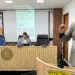 Neném Almeida (MDB) discursa durante sessão marcada por embate; ao fundo, de terno azul, o presidente Joabe Lira (União) entre Leôncio Castro (PSDB) e Felipe Tchê (PP) | (Foto: André Gonzaga / A Gazeta do Acre)