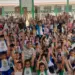 Estudantes da Escola Iracema Gomes participam com entusiasmo do espetáculo 'El Papi Lucho', em Rio Branco (Foto: Divulgação)