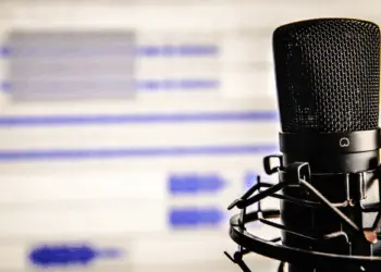 Oficina na Ufac ensina produção de podcast narrativo com foco em roteiro e edição
