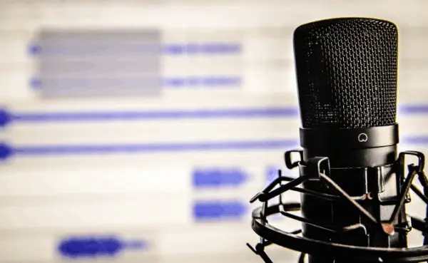 Oficina na Ufac ensina produção de podcast narrativo com foco em roteiro e edição