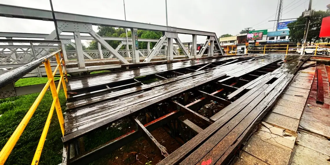 Falta de manutenção em deck da ponte metálica torna travessia arriscada para pedestres; assista