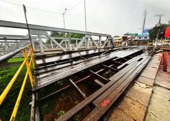 Falta de manutenção em deck da ponte metálica torna travessia arriscada para pedestres; assista