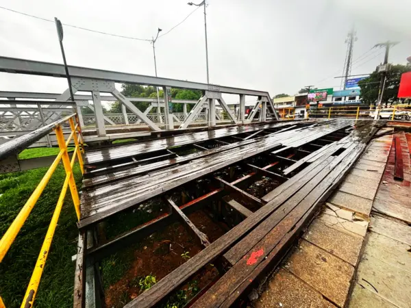 Falta de manutenção em deck da ponte metálica torna travessia arriscada para pedestres; assista