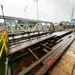 Falta de manutenção em deck da ponte metálica torna travessia arriscada para pedestres; assista