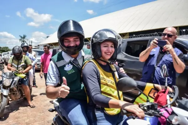 Gladson anda de mototáxi após entregar mais de 100 CNHs e coletes em Tarauacá