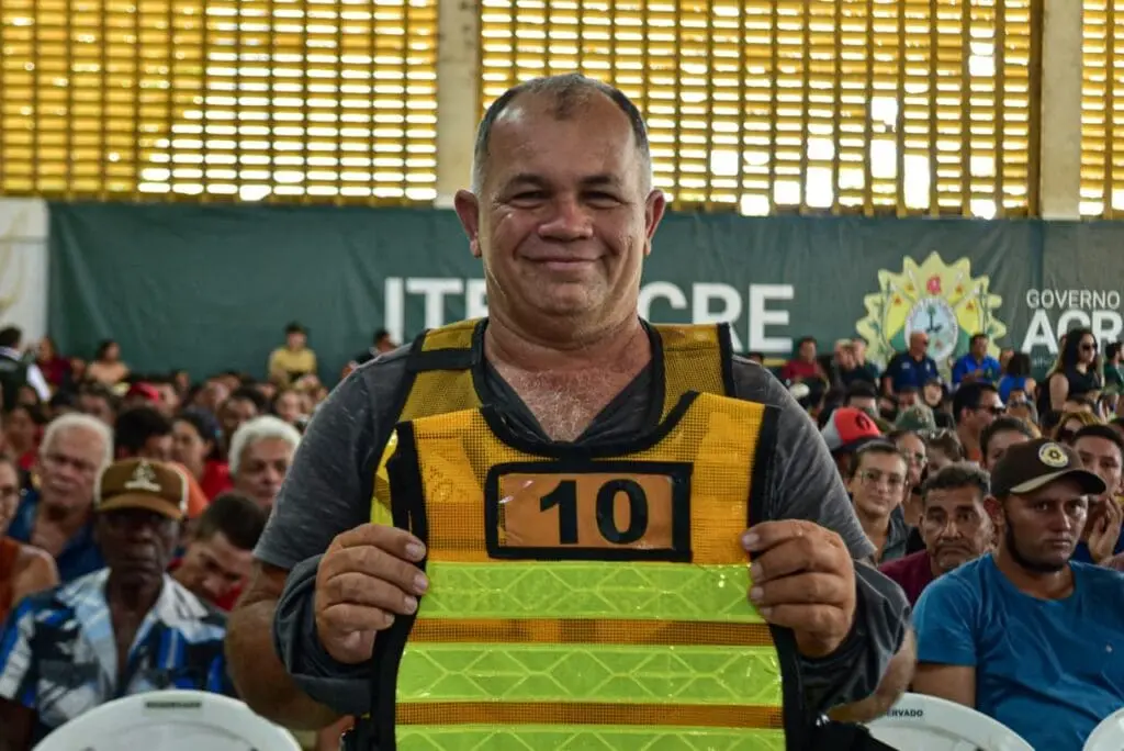 Gladson anda de mototáxi após entregar mais de 100 CNHs e coletes em Tarauacá