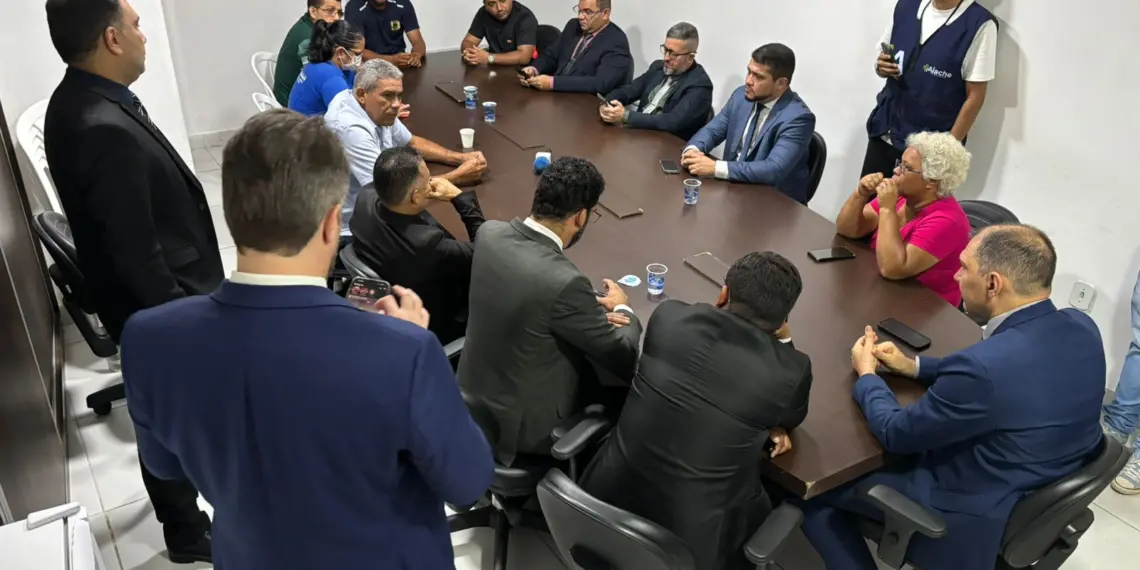 Servidores e vereadores discutem reajuste salarial durante reunião na Câmara de Rio Branco (Foto: André Gonzaga/A Gazeta do Acre)