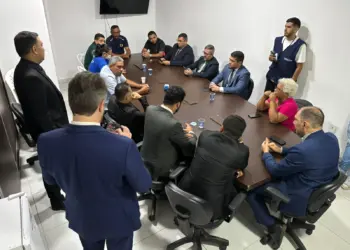 Servidores e vereadores discutem reajuste salarial durante reunião na Câmara de Rio Branco (Foto: André Gonzaga/A Gazeta do Acre)
