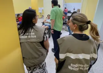 Membros da diretoria do sindicato visitaram o principal hospital de Sena Madureira entre os dias 19 e 20 deste mês (Foto: Sindmed)