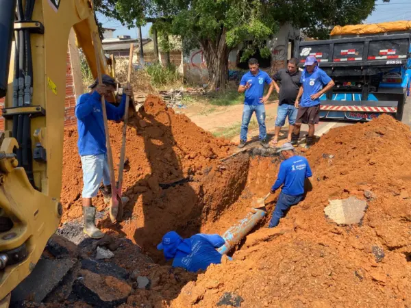 Prefeitura de Rio Branco substitui tubulações rompidas na Vila Ivonete