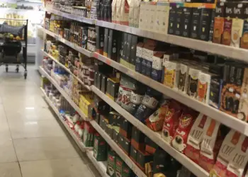 Consumidores circulam por supermercado em Rio Branco (AC), onde o preço da cesta básica teve leve alta em agosto, puxada pelo arroz e pela carne bovina (Foto: Valter Campanato | Agência Brasil)