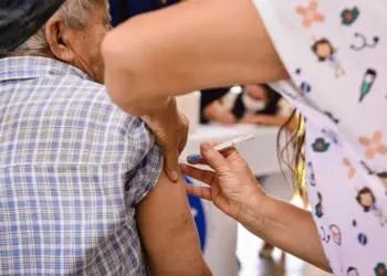 Vacinação contra o vírus sincicial respiratório será ampliada no SUS com produção nacional da dose (Foto: Júnior Aguiar/Sesacre)