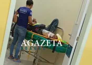 Mototaxista de 63 anos sofre fratura exposta após colisão contra carreta na BR-364, em Sena Madureira