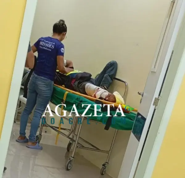 Mototaxista de 63 anos sofre fratura exposta em Sena Madureira após colidir contra carreta