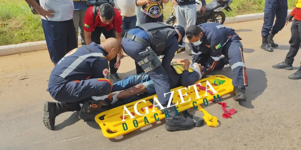 Sacola de peixe causa acidente e deixa mototaxista ferido na BR-364, no Acre