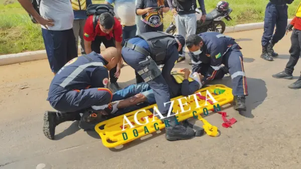 Sacola de peixe causa acidente e deixa mototaxista ferido na BR-364, no Acre