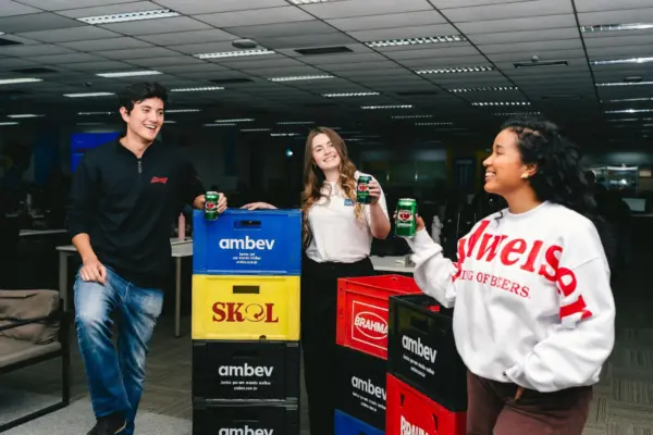 Com salários de até R$ 9 mil, Ambev abre mais de 200 vagas de Trainee e Estágio em busca de jovens talentos