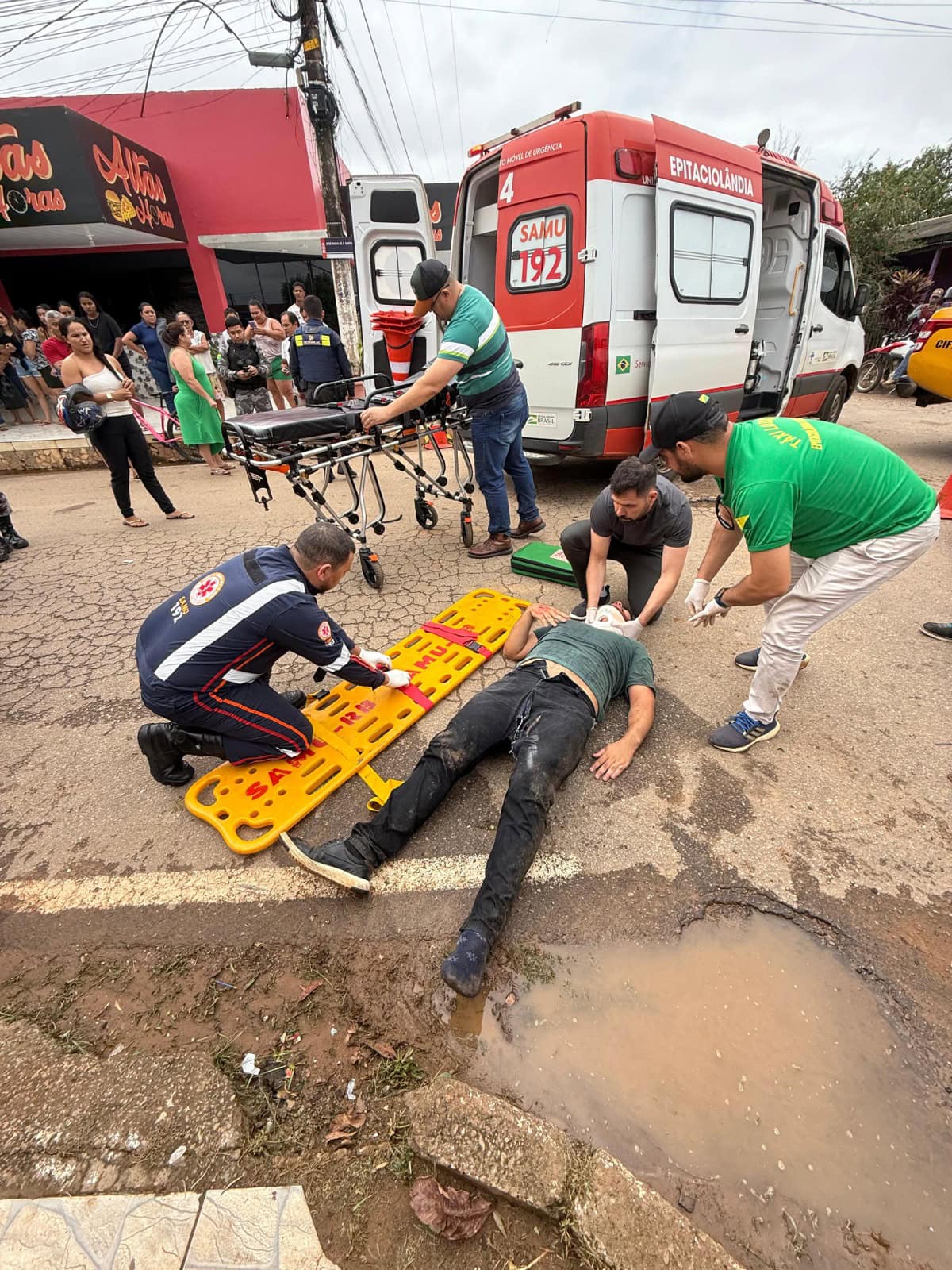 Motociclista sofre acidente e recebe ajuda imediata de Gladson e secretário de Saúde