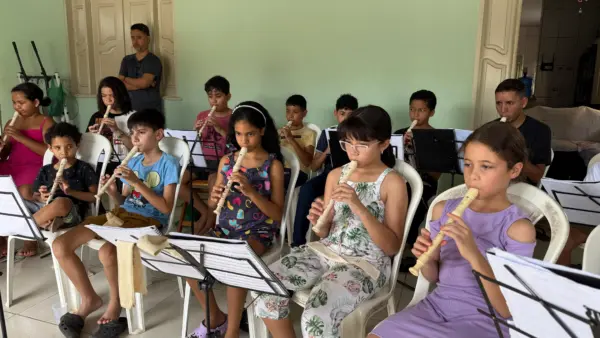 Projeto social leva aprendizado musical e esperança a crianças do bairro Sobral