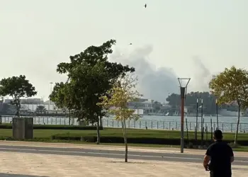 Fumaça é vista em Doha, no Catar, após explosões por conta de um ataque de Israel contra lideranças do Hamas que estavam na cidade, em 9 de setembro de 2025. — Foto: Ibraheem Abu Mustafa/ Reuters