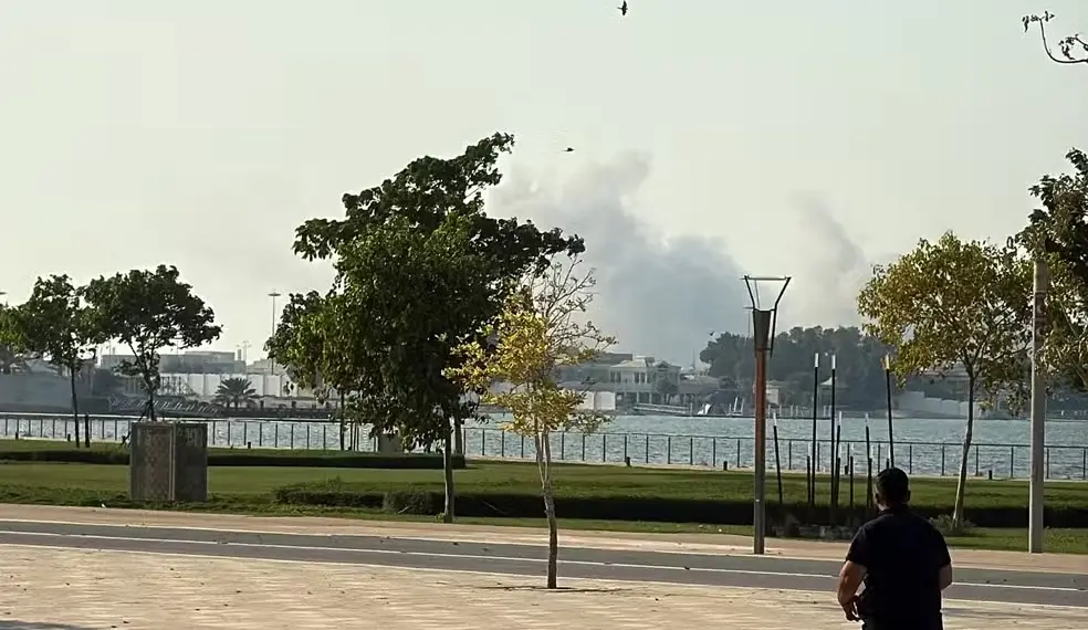 Fumaça é vista em Doha, no Catar, após explosões por conta de um ataque de Israel contra lideranças do Hamas que estavam na cidade, em 9 de setembro de 2025. — Foto: Ibraheem Abu Mustafa/ Reuters