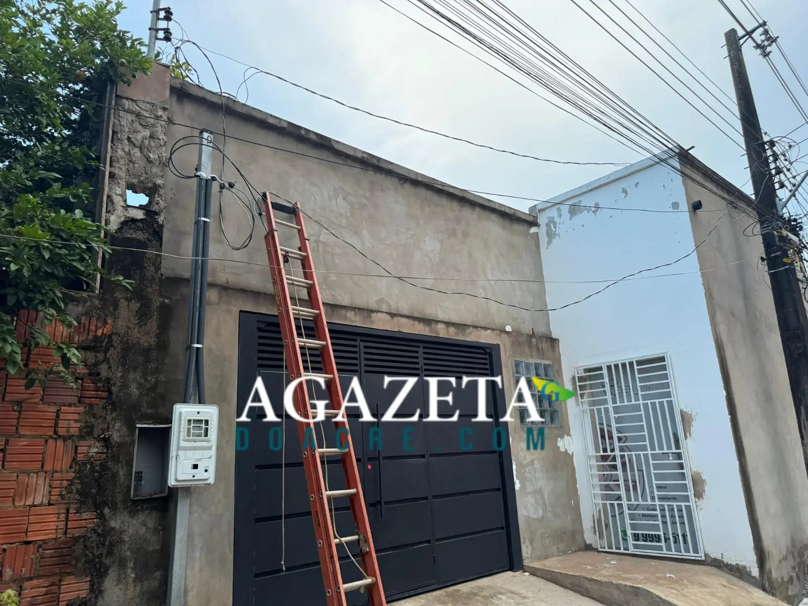 Eletricista sofre descarga elétrica, cai de escada e é levado em estado grave ao Pronto-Socorro