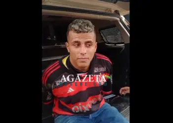 Suspeito de roubar moto é confrontado por vítima durante prisão: 'lembra de mim'?; assista