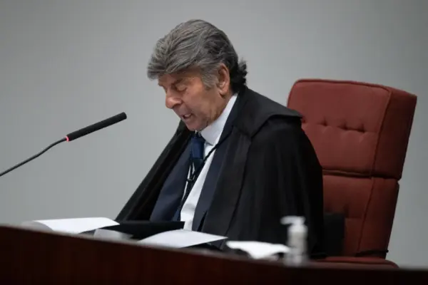 Fux vota para anular todo o processo por falta de competência do STF para julgar os réus