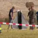 Policiais e militares poloneses inspecinam destroços de drone, abatido por caças, em Wohyń, na Polônia, em 10 de setembro de 2025. — Foto: Rafal Niedzielski/AP