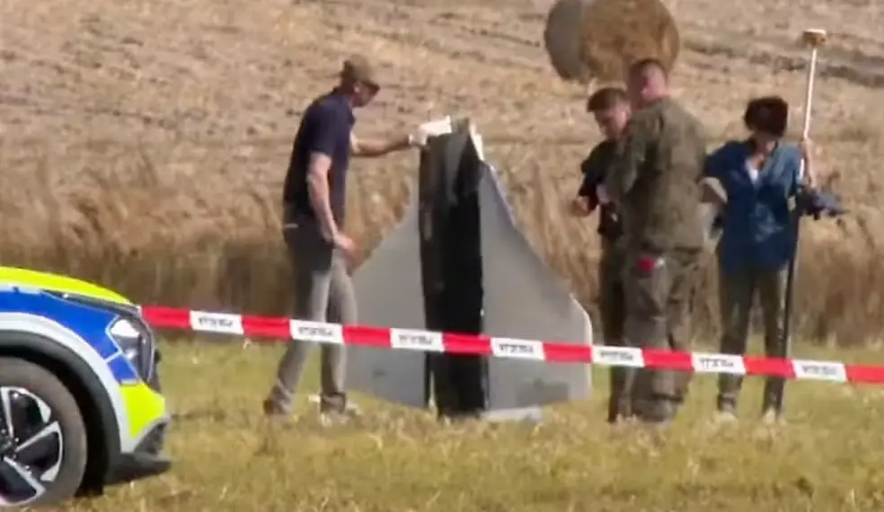 Policiais e militares poloneses inspecinam destroços de drone, abatido por caças, em Wohyń, na Polônia, em 10 de setembro de 2025. — Foto: Rafal Niedzielski/AP