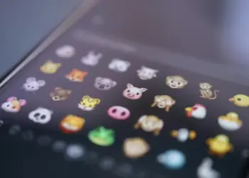 Emojis no celular — Foto: Pexels