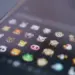 Emojis no celular — Foto: Pexels