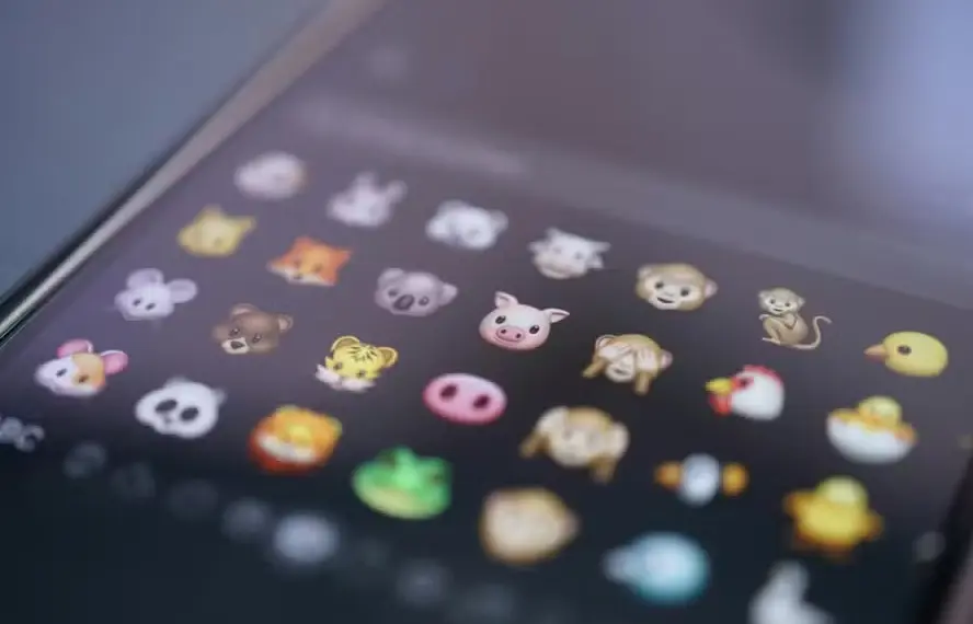 Emojis no celular — Foto: Pexels