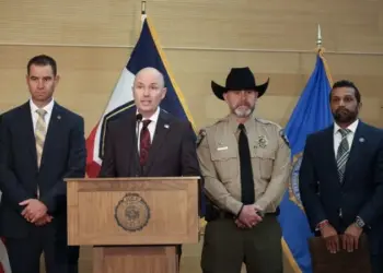 (Da esquerda para a direita) O Departamento de Segurança Pública de Utah, Beau Mason, o governador de Utah, Spencer Cox, o xerife Mike Smith e o diretor do FBI, Kash Patel, participam de uma coletiva de imprensa em frente ao Auditório Doterra, na Universidade Utah Valley, após o jovem ativista e influenciador Charlie Kirk ser baleado durante um evento público em Orem, Utah, em 12 de setembro de 2025 - (crédito: PATRICK T. FALLON/AFP)