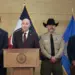 (Da esquerda para a direita) O Departamento de Segurança Pública de Utah, Beau Mason, o governador de Utah, Spencer Cox, o xerife Mike Smith e o diretor do FBI, Kash Patel, participam de uma coletiva de imprensa em frente ao Auditório Doterra, na Universidade Utah Valley, após o jovem ativista e influenciador Charlie Kirk ser baleado durante um evento público em Orem, Utah, em 12 de setembro de 2025 - (crédito: PATRICK T. FALLON/AFP)