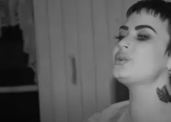 Demi Lovato cantando para extraterrestres  • Youtube/ Peacock
