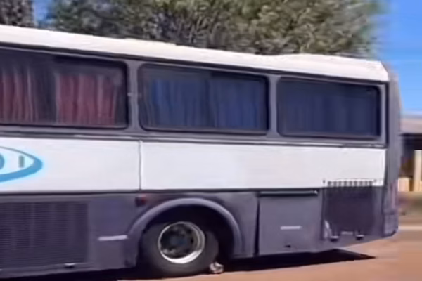 Suruba no ônibus: veículo onde vídeo foi gravado vira ponto turístico no Paraná
