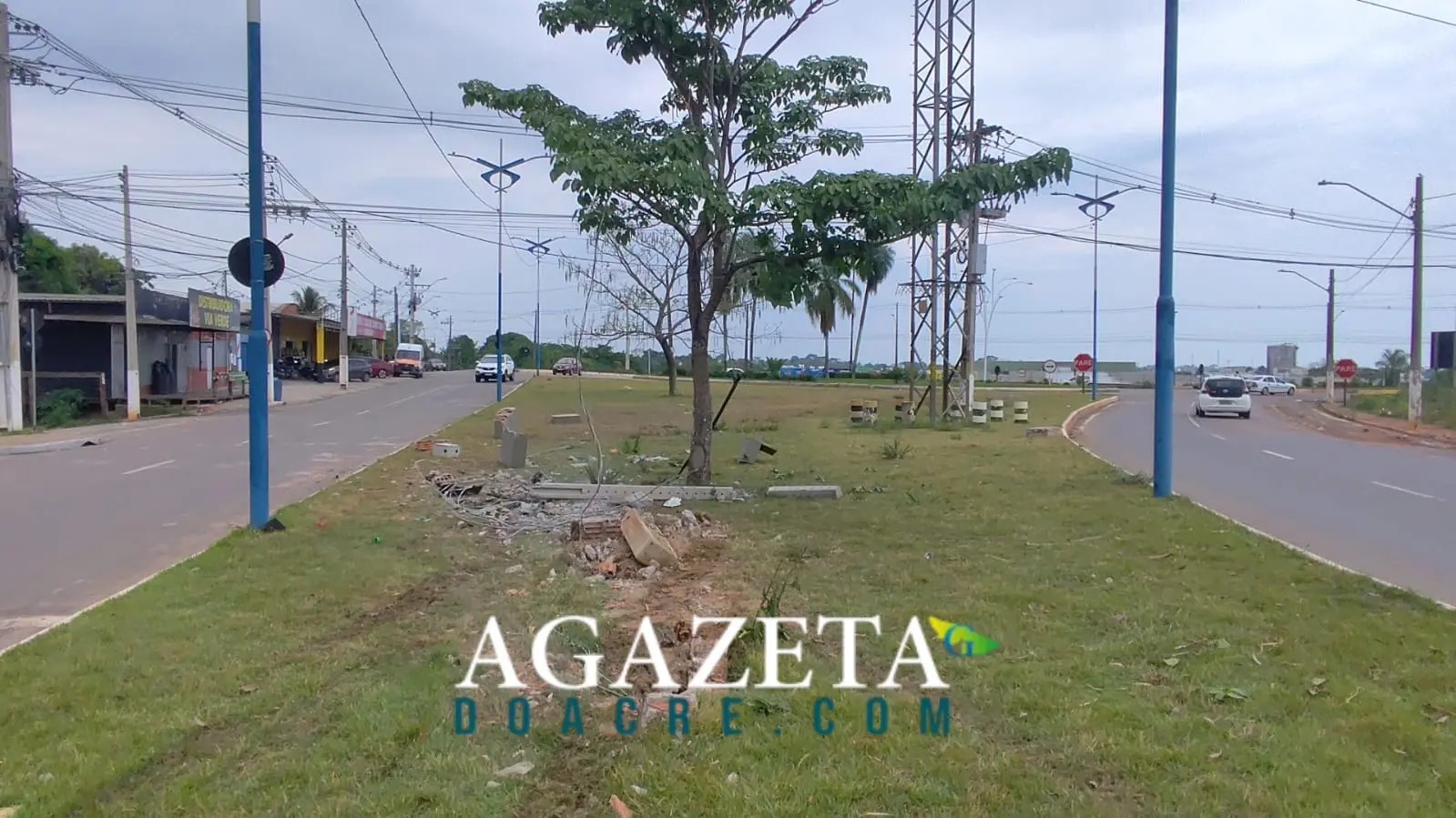 Caminhonete colide contra poste após motorista perder o controle em Rio Branco