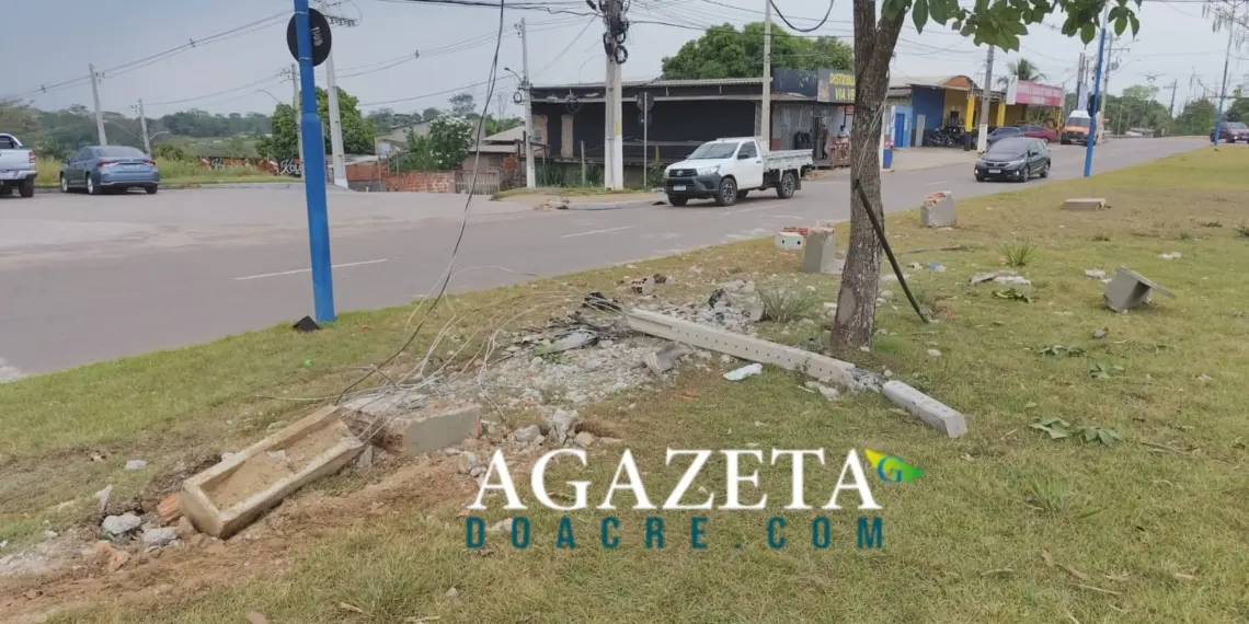 Caminhonete colide contra poste após motorista perder o controle em Rio Branco