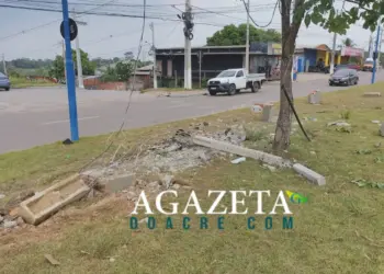 Caminhonete colide contra poste após motorista perder o controle em Rio Branco