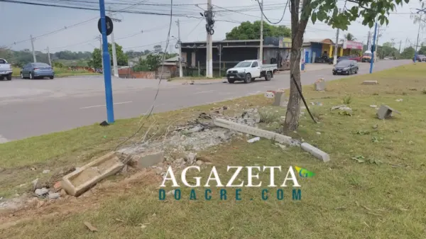 Caminhonete colide contra poste após motorista perder o controle em Rio Branco